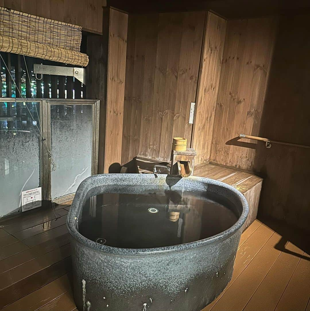 中谷あすみさんのインスタグラム写真 - (中谷あすみInstagram)「熱海シーサイドスパ&リゾート @atami_seaside_spa_resort さんの1泊2日の女子旅プランを体験してきました👘  このプラン ♦︎1泊2日夕朝食付 ♦︎可愛い色浴衣レンタル ♦︎岩盤浴、貸切露天風呂利用 ♦︎初島フェリー往復券付き と嬉しい特典付きなの💛  熱海駅からのアクセスも良く全室オーシャンビューなお部屋も眺めが良かった✨  ビュッフェはピザ作りもできたり海鮮など大好物なメニューだらけだった🫶  貸切露天風呂でゆっくりした後はお部屋に夜食のお菓子が😍 こういうサービスも嬉しかったです❤︎  本当コスパもよくてオススメなプランです☺︎  1日目は温泉でゆっくりしてから翌日はフェリーで初島へ🚢  #熱海シーサイドスパリゾート #熱海旅行 #熱海温泉 #熱海観光 #初島 #熱海ホテル #温泉旅行 #温泉女子 #国内旅行 #女子旅 #浴衣女子 #オーシャンビュー #tripgram #PR」4月13日 8時43分 - asumi_naa