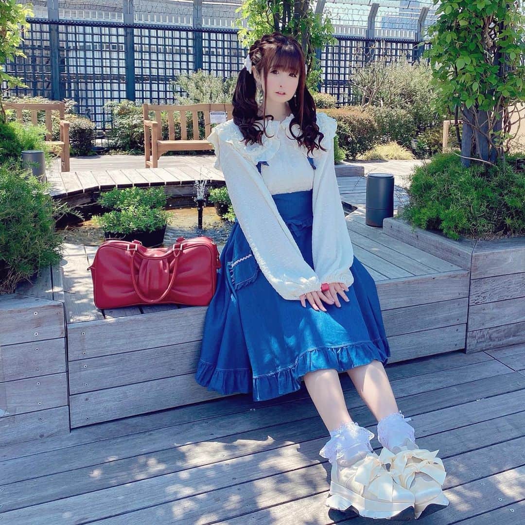伊藤芽衣のインスタグラム：「いつの日かの めいちコーデ♡ ⁡ トップス＊ @merryjenny_instagram  さん♡ ⁡ ジャンスカ＊ @lolimeofficial さん♡ ⁡ ちなみに リボンスニーカーも @merryjenny_instagram  さん♡ ⁡ ♡♡♡♡♡ ⁡ さて♡ 今日は、 めいち店頭に行きます…！ ⁡ お会いできるみなさま♡ またあとで♡」