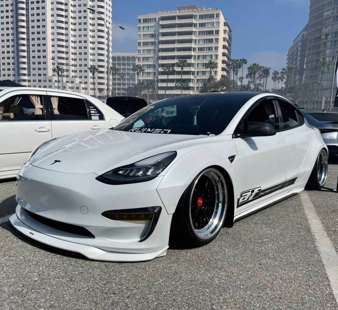 Spirits Artisanのインスタグラム：「Special Thanx for @autofashion_usa build MODEL3 installed Artisan spirits EVS wide body kit support by @evasivemotorsports in @formulad long beach USA : @evasivemotorsports @butlertire Canada : @advanced_auto_salon @otto.auto.service China : #bondchina Hong kong : @nigeljdmparts Taiwan : #車庫小舗 Russia : @suv.project Kazakhstan : @spoiler.kz Indonesia : @premierautowerkz Philippine : @jworksunlimited @artisanspiritsph Singapore : @mwsautoworks Thailand : @prodriveshop India : @racetechindia Malaysia : @donloh2007 Bahrain : @kanooperformance Kuwait : @hamad_skyline UK : @streettracklife Australia : @import_monster @traum06996 @car_life_staff @sunyard @bondosaka #bondourawa @bondtokyo @bond_omiya @bondoiimura @ysr0443 @cs.forme_1 @office_k_tokyo #artisanspirits #artisan #asms #tesla #model3」