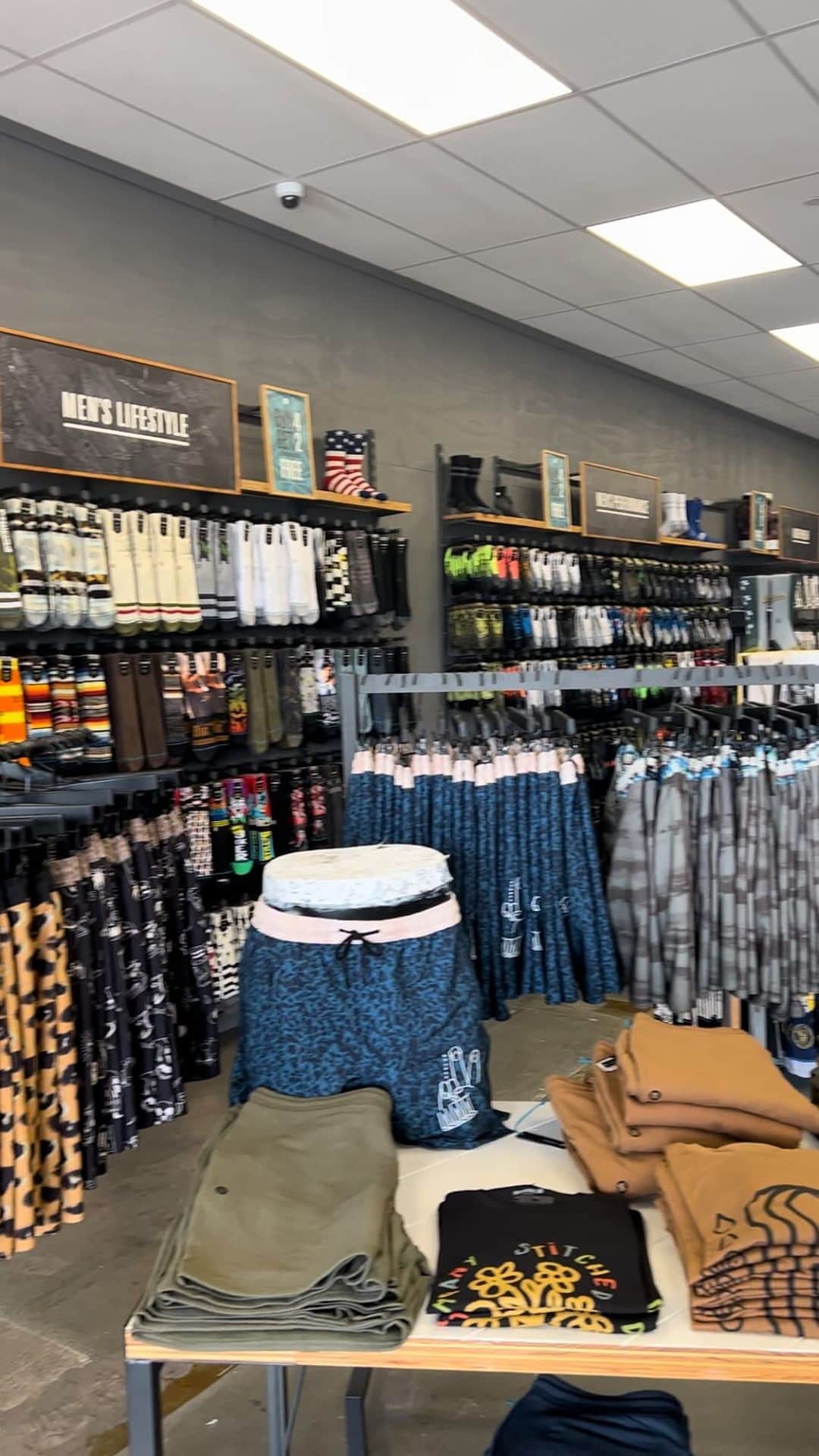 Stanceのインスタグラム：「Road to Coachella. 🎡🏜️  Heading to the desert weekend 1 or 2? Stop by our store in Cabazon and see what deals we have in store… 👀 Stocked up from toe to head. 📈  #stancesocks #stitcheddifferent #cabazon #coachella」