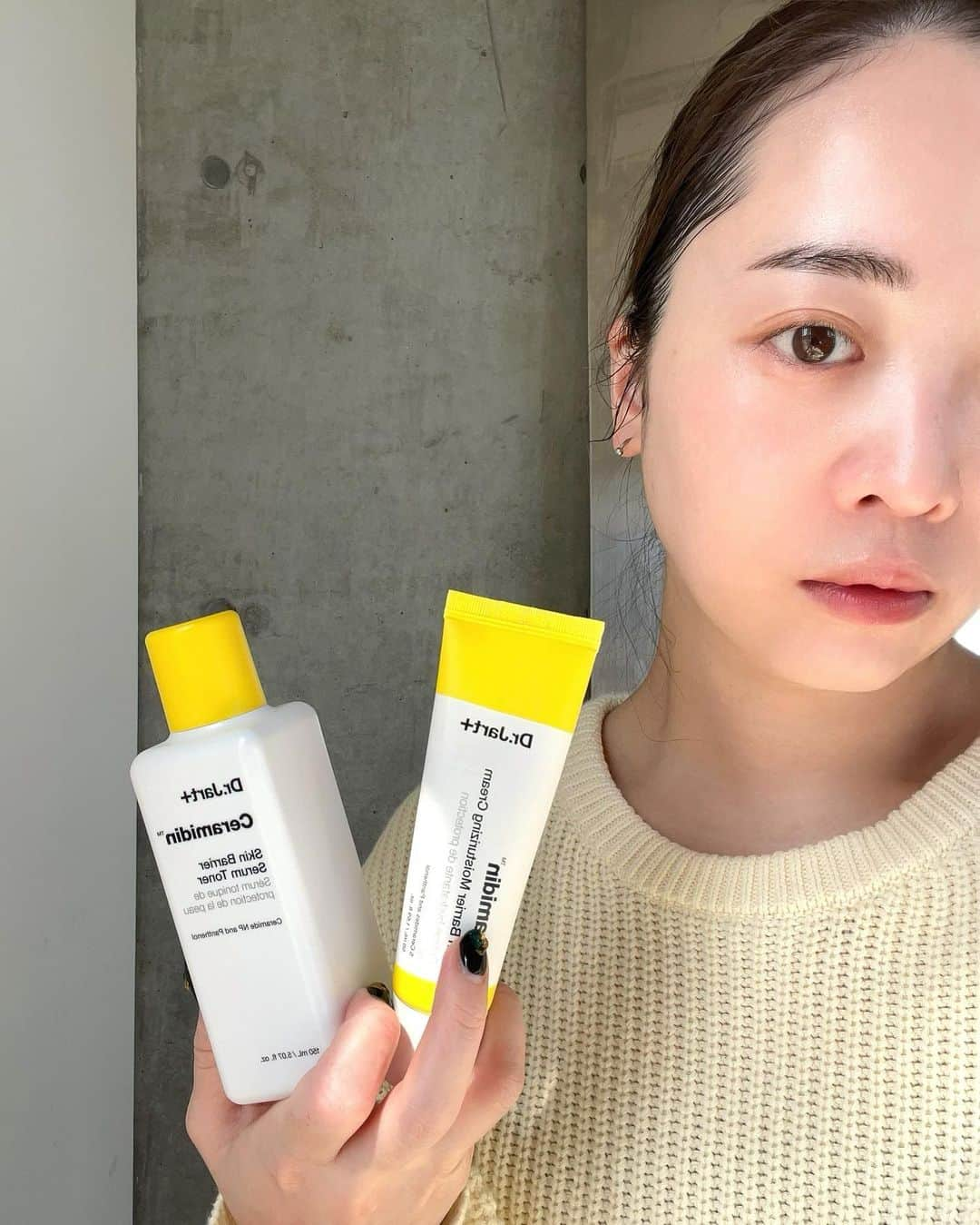 谷口翠彩さんのインスタグラム写真 - (谷口翠彩Instagram)「𝗗𝗿.𝗝𝗮𝗿𝘁＋ 🍋🟡💛🤍 @drjart_jp  @drjart  以前シカペアシリーズがすごく良くて載せたDriart+。 新しいシリーズがついに！☺️  【Ceramidin®（セラマイディン）】  お肌の潤い保湿に欠かせないセラミドに着目したラインで セラム、クリーム、マスク🍋 このシリーズ、すごい良い🥹✨  セラムトナー▶フェイスマスク▶クリーム で、ノーメイクがむきたまごみたいになるのです🥹✨💛 （２枚目使用後）  ⚫︎セラマイディン セラムトナー ＜化粧水＞  セラミドNPとパンテノール配合の化粧水。 とろっっとろの美容液みたいな使い心地で 乾燥から守ってしっかり保湿してくれる🪽🫧 とろとろ最高すぎて全身に使用したくなる🤣🤍  ⚫︎セラマイディン クリーム ＜フェイスクリーム ＞ クリームは5種類のセラミドとパンテノール配合で 保湿と弾力を与えてくれる！ こっくりなのに伸びが良くて膜を張ってくれる感じ。 もっちもちの吸い付くような肌になる🥹✨  ⚫︎セラマイディン モイスチャライジングマスク ＜美容液マスク＞ そして大好きなマスク〜！🥹✨✨ ドクタージャルトのマスク、 シカペアシリーズがすごい良くてそこから大好きに！ このセラマイディンシリーズのマスクも しっっかり保湿してくれてキメを整えてくれる。 Driart+のマスクはお顔にピタッとフィットして 吸い付いてくれる感じがすごい使いやすくて大好き✨ なくなったらすぐ買っているリアル愛用マスク🫧  肌が揺らいでる時には絶対使う、 マスクは本当、即効性あるし どのアイテムも信頼できるスキンケアシリーズ🙆🏻‍♀️💛  . . . .  #drjart#ドクタージャルト#セラマイディン#セラマイディンクリーム #ceramaidin#スキンケア#skincare #シカペア」4月13日 8時53分 - xxmido_txx