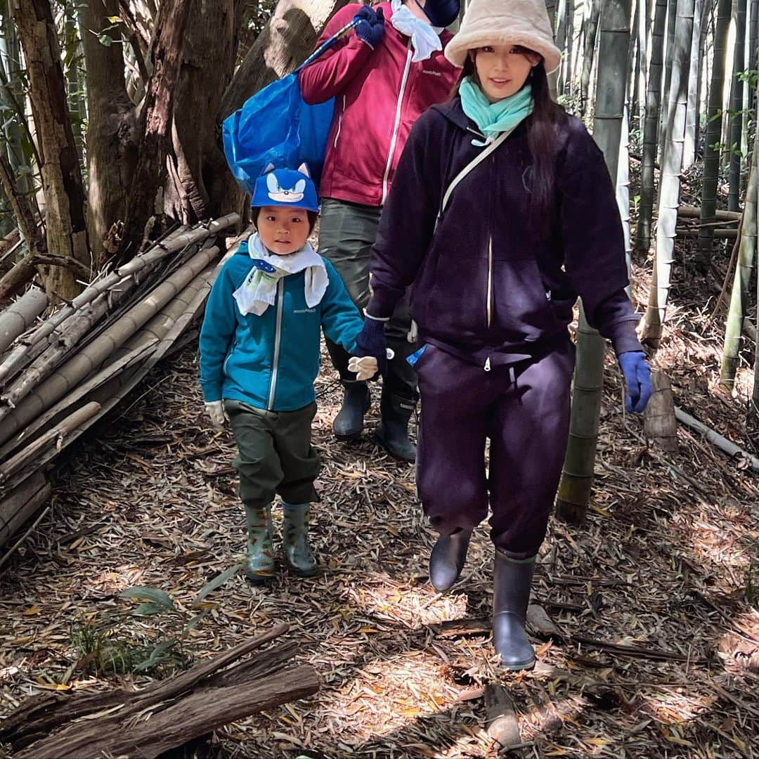 沢すみれさんのインスタグラム写真 - (沢すみれInstagram)「初たけのこ掘り🐿️ 姉夫婦とその子どもと👦🏻  姉の旦那さんのご実家の山に行ったんですが、掘りたてをBBQで食べた後、お土産でもたけのこを沢山いただいたので毎日煮物食べてます🍲」4月13日 8時57分 - sumiresour