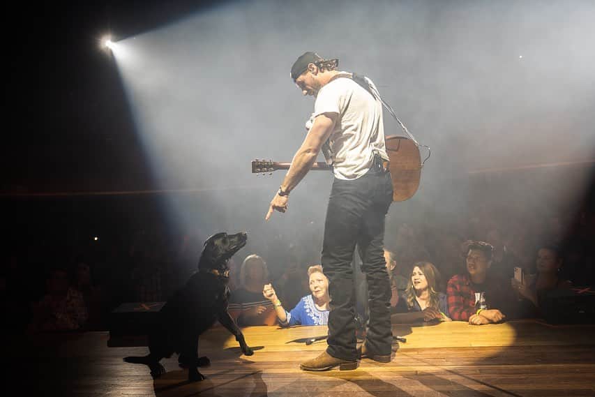 チェイス・ライスのインスタグラム：「Last night was one of the cooler nights I've had on stage. Selling out the Ryman in Nashville is one of them spots in your career you just gotta try and enjoy the whole night. Y'all are makin my life better than I could have ever imagined. Thank you👏🏼」