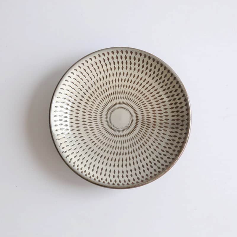 moyaisさんのインスタグラム写真 - (moyaisInstagram)「器いっぱいに飛び鉋が施された5寸皿です。太田哲三窯らしい、技術を生かしたしっかりとした形と伝統紋様が特徴です。取り皿やケーキ皿などにちょうどいいサイズです。  #yaora #美しい暮らしの良品  #小石原焼 #太田哲三窯  #陶器 #暮らし #lifestyle」4月13日 8時59分 - yaora.life