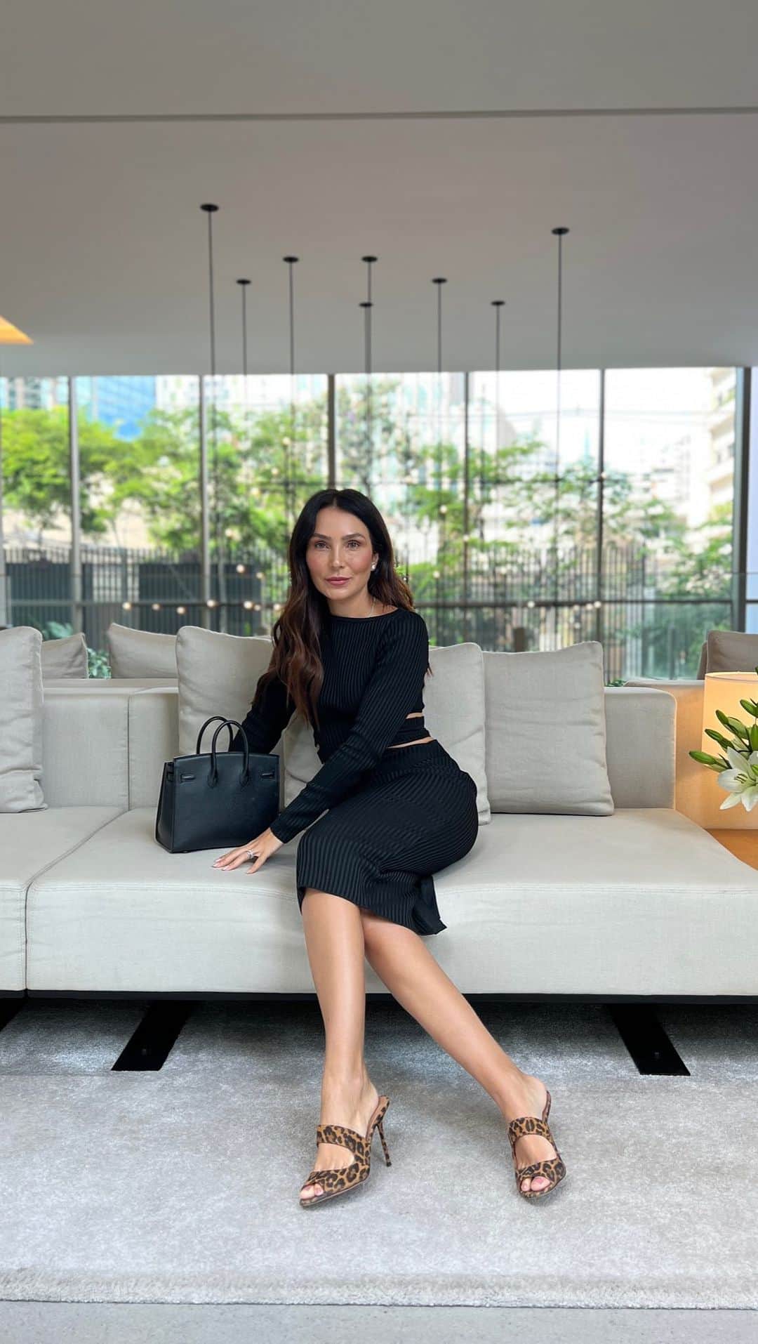 Lalá Noletoのインスタグラム：「Uma visita neste marco arquitetônico da cidade de São Paulo. O empreendimento residencial @casabrasileiraitaim 💙 A 50m da Av. Brigadeiro Faria Lima, próximo ao Clube Pinheiros e Parque do Povo, o #casabrasileiraitaim tem as áreas comuns e mobiliários assinados pelo designer Jader Almeida. O projeto possui opções de 2 a 4 suítes, 229 e 293m2,  espaços pensados no detalhe, com piscina aquecida e tratamento de ozônio, espaço gourmet, salão de festas, sala de cinema, coworking, brinquedoteca, academia e muita vegetação! Viver na melhor localização de São Paulo, mergulhado no melhor do nosso design e arquitetura. Aproveite para agendar sua visita.」