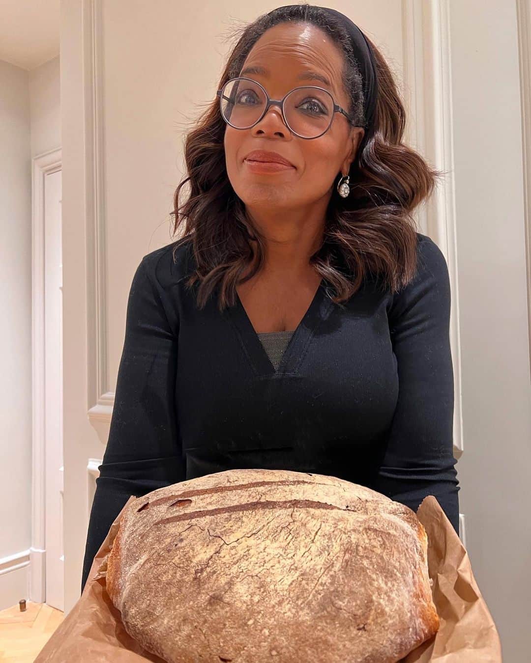 オプラ・ウィンフリーのインスタグラム：「Couldn’t leave Italy without my favorite souvenir: BREAD!!! 🥖🇮🇹」