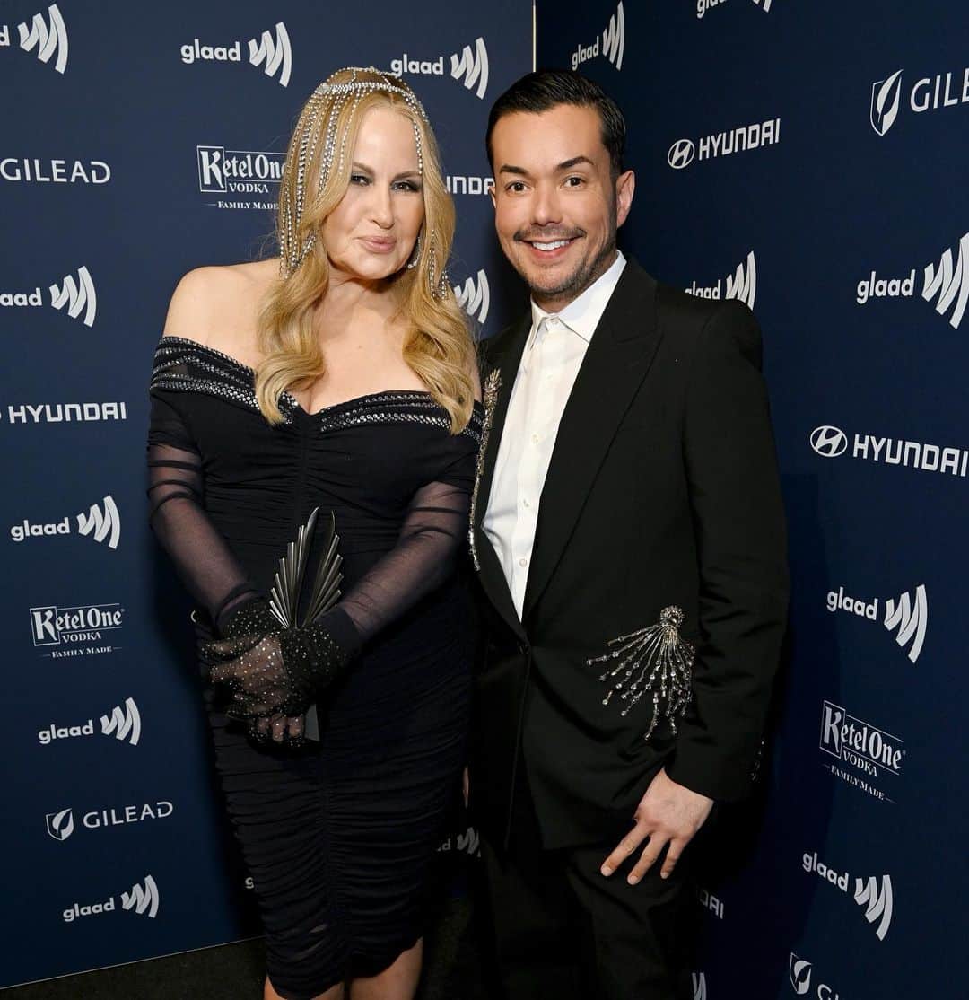 アンソニー・ラモスのインスタグラム：「Tonight is the night! @jennifercoolidge and I will see you at the #glaadawards at 7pm PT on @hulu 🏳️‍🌈❤️  Thanks for the fit @mgkstyle」