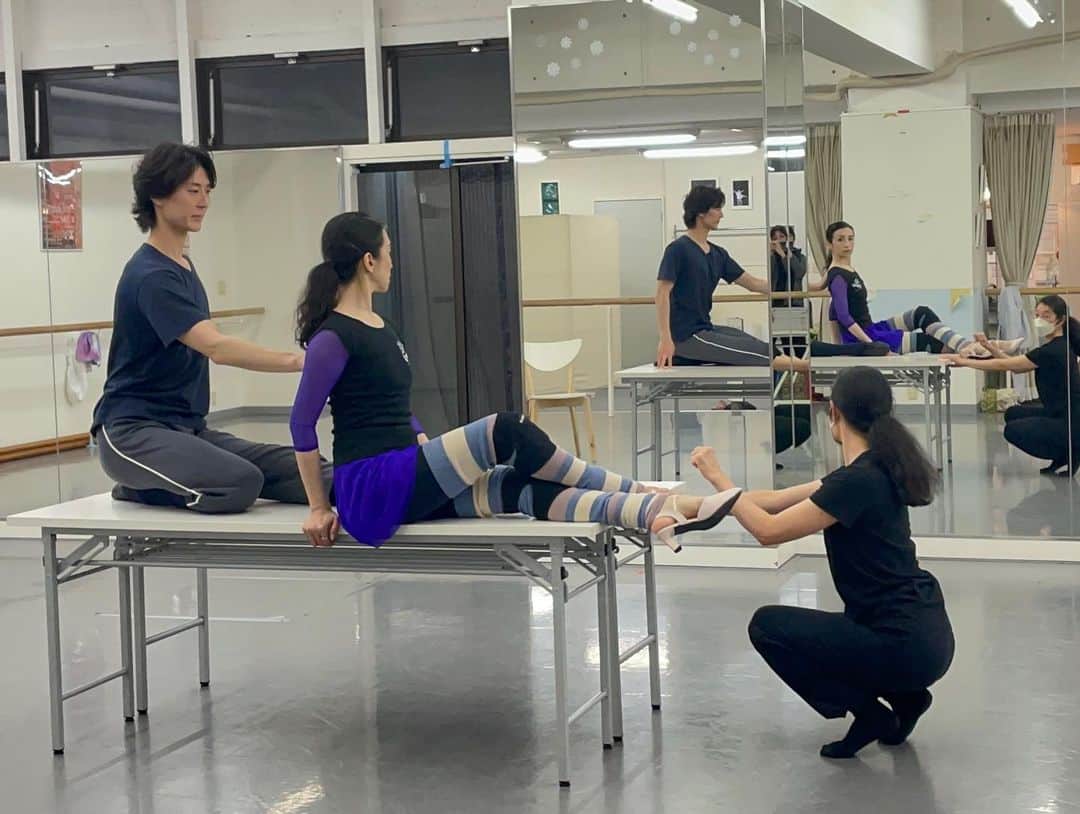 井脇幸江さんのインスタグラム写真 - (井脇幸江Instagram)「中村恩恵さん振付『Face』  の… 打ち合わせ？  でも皆んな座らないのです…😳  あれ？  振付中なのでした🤭  創られていく過程が楽しくて楽しくて💖😊  早く完成させて踊り込みたいけど…  この作業がずっと続いて欲しい…  新しい作品を創る時に、いつもそう感じます🌈💓  @megumi.choreographer  @yasuoatsuji   #Ballet #Dancer #バレエ #バレエダンサー #芸術 #芸術観賞 #舞台 #stage #トスカ #大人 #美の世界 #四ッ谷 #Iwaki Ballet Company #IBC #バレエスタジオ #バレエ教師 #バレエ教室 #美しい #楽しい #人生 # 健康 #東京 #井脇幸江」4月13日 9時09分 - yukie.iwaki