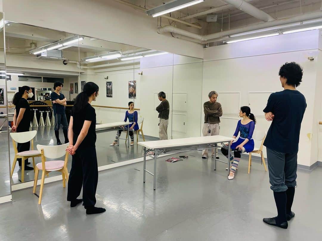 井脇幸江さんのインスタグラム写真 - (井脇幸江Instagram)「中村恩恵さん振付『Face』  の… 打ち合わせ？  でも皆んな座らないのです…😳  あれ？  振付中なのでした🤭  創られていく過程が楽しくて楽しくて💖😊  早く完成させて踊り込みたいけど…  この作業がずっと続いて欲しい…  新しい作品を創る時に、いつもそう感じます🌈💓  @megumi.choreographer  @yasuoatsuji   #Ballet #Dancer #バレエ #バレエダンサー #芸術 #芸術観賞 #舞台 #stage #トスカ #大人 #美の世界 #四ッ谷 #Iwaki Ballet Company #IBC #バレエスタジオ #バレエ教師 #バレエ教室 #美しい #楽しい #人生 # 健康 #東京 #井脇幸江」4月13日 9時09分 - yukie.iwaki