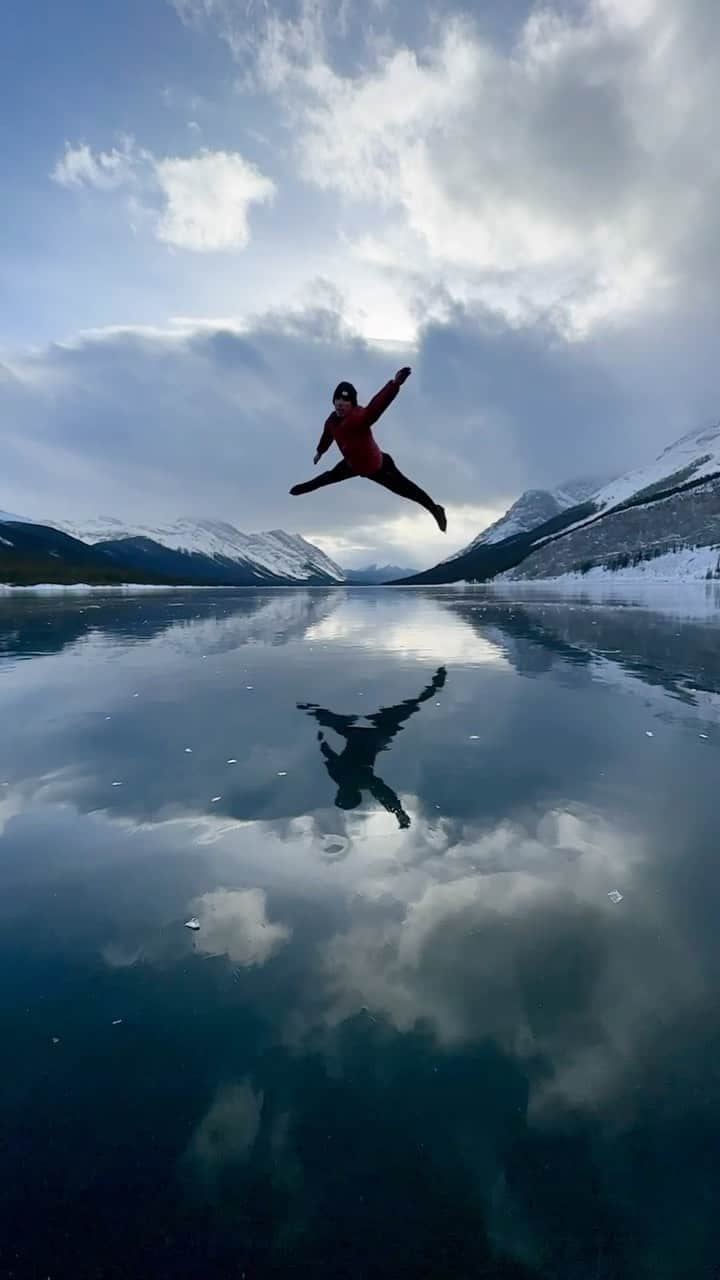 ブライス・シューダックのインスタグラム：「Classic midweek butterfly vibe 😎  🎥: @paulzizkaphoto   #wildice #kananaskis #kcountry #canmore #calgary #banff #alberta #canada #spraylakes #frozenlake #wildiceskating #chasingwildice #ice #skating #figureskating #mountains #wilderness#snow #winter」