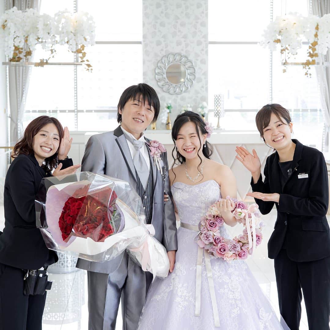 アニヴェルセル みなとみらい横浜 公式のインスタグラム：「結婚式が結んだ後の記念撮影📸 撮影させていただけるのがとても嬉しいです✨  ﾟ･*:.｡. .｡.:*･゜ﾟ･*:.｡. .｡.:*･ﾟ･*:.｡. .｡.:*･゜  横浜 みなとみらいの結婚式場 #アニヴェルセルみなとみらい横浜  📌海や空のように「永遠に続く」という 　意味を持つロイヤルブルーのバージンロード  📌120年の歴史が刻まれた 　壮観なステンドグラスのチャペル  📌好みに合わせて選べる 　7つの貸切披露宴会場  @anniversaire_minatomirai  👆詳細はプロフィールURLの 　公式HPよりご覧いただけます✨  ﾟ･*:.｡. .｡.:*･゜ﾟ･*:.｡. .｡.:*･ﾟ･*:.｡. .｡.:*･゜  #アニヴェルセル #アニヴェルセルみなとみらい #結婚式場見学 #ブライダルフェア #結婚式準備 #式場見学 #花嫁準備 #結婚式準備 #横浜花嫁 #みなとみらい花嫁 #みなとみらいウェディング #みなとみらい婚 #みなとみらい結婚式 #横浜結婚式場 #プレ花嫁準備中 #プレ花嫁準備 #結婚式場 #2023花嫁 #2024花嫁 #結婚式後#記念撮影#挙式レポート」