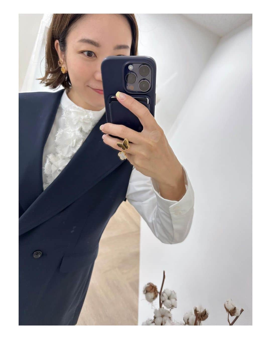 yori designerさんのインスタグラム写真 - (yori designerInstagram)「🌼🌼🌼  胸元にコサージュがあるだけで ネックレスいらずで華やかに。  #パンジードレスブラウス #ハンサムセーラーカラージレ #shirocon #yori_japan  @_y_o_r_i_」4月13日 9時29分 - yoko915