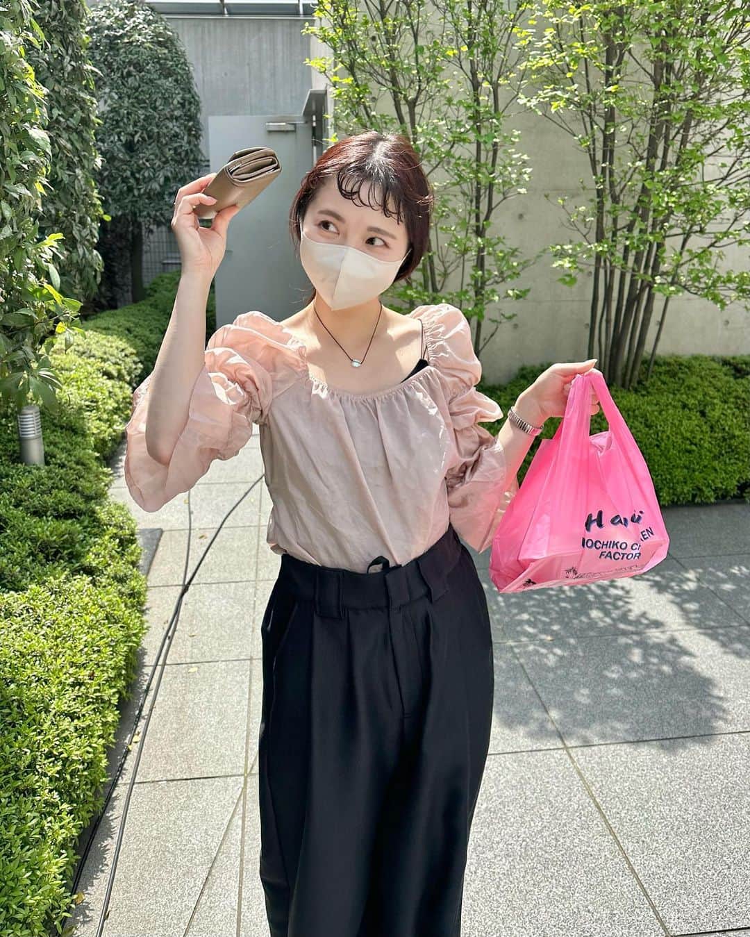 のインスタグラム：「昨日は会議でした☺️ ㅤㅤㅤㅤㅤㅤㅤㅤㅤ水曜日といえば、からあげワゴン！  ㅤㅤㅤㅤㅤㅤㅤㅤㅤㅤㅤㅤㅤ 昔買った @ghospell のブラウスに、 今年買ったお気に入りの @pasterip のパンツを合わせました🩰  ㅤㅤㅤㅤㅤㅤㅤㅤㅤㅤㅤㅤㅤ  #Kastane#Kastane舞浜#Kastane_ootd#骨格ウェーブ#イエベ春#コーディネート#今日のコーデ#コーデ#大人カジュアル#カジュアル#ロングヘア#オン眉#ぱっつん前髪#30代ファッション#30代コーデ#カスタネ#低身長#低身長コーデ#春#春コーデ#ブラウス#パンツ#スラックス#ピンク#ブラック#私服#原宿」