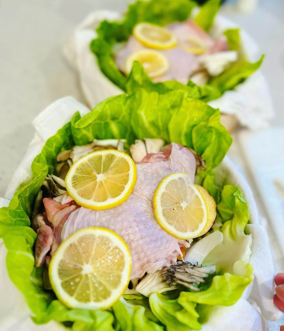 村西利恵のインスタグラム：「✔︎ 娘のご飯と🐕‍🦺のご飯、大人のご飯と  毎日3種類のご飯を作っているムラニシです。  至極便利なアイテムを入手しました。  その名も二段蒸籠！！！  材料さえ買っておけば入れて蒸すだけ💁‍♀️  なんだったら 下の段で子供と🐕‍🦺の蒸し野菜&魚を 上の段で大人のメインを 同時に作れてしまう優れもの！！！  子育て中の方や、健康志向の方に激しくオススメです。  #最近毎日せいろに何入れるか考えてる #蒸籠蒸し  #蒸籠」