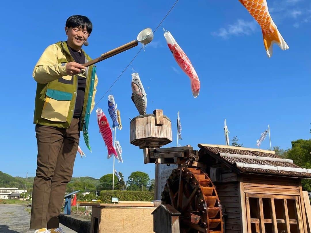 依田司さんのインスタグラム写真 - (依田司Instagram)「4月13日（木） 東京都羽村市の『根がらみ前水田』では、稲作の農閑期を利用した【チューリップ畑】が見頃のピークを迎え、鯉のぼりが気持ちよさそうに泳いでいます。 昨秋に市内の小学生やボランティアらで植え付けた球根の数は約35万個。今年は、他の花同様に１週間ほど早く見頃を向かえ、平日も多くの人々で夕方まで賑わっています。はじめてみる珍しい品種もあり、好みのチューリップと巡り会えるかも。土日は温泉地から直送した足湯も楽しめます。放送当日のきょうも入れるそうです。「はむら花と水のまつり」は、来週木曜日まで。模擬店やイベントも。チューリップは今週いっぱいがおすすめです。  #ねがらみまえ水田 #チューリップ畑 #CHUMS #チャムス #依田さん #依田司 #お天気検定 #テレビ朝日 #グッドモーニング #気象予報士 #お天気キャスター #森林インストラクター #グリーンセイバーアドバンス #プロジェクトワイルド #IPCC伝導者 #japan #japantrip #japantravel #unknownjapan #japanAdvenそture #japanlife #lifeinjapan #instagramjapan #instajapan #療癒 #ilovejapan #weather #weathercaster #weatherforecast」4月13日 9時29分 - tsukasa_yoda