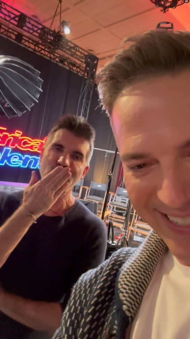 のインスタグラム：「New phone who dis? (I’m kidding I’ve been waiting 3 decades for this moment) ❤️ @simoncowell ❤️ ily @thejasonkennedy」