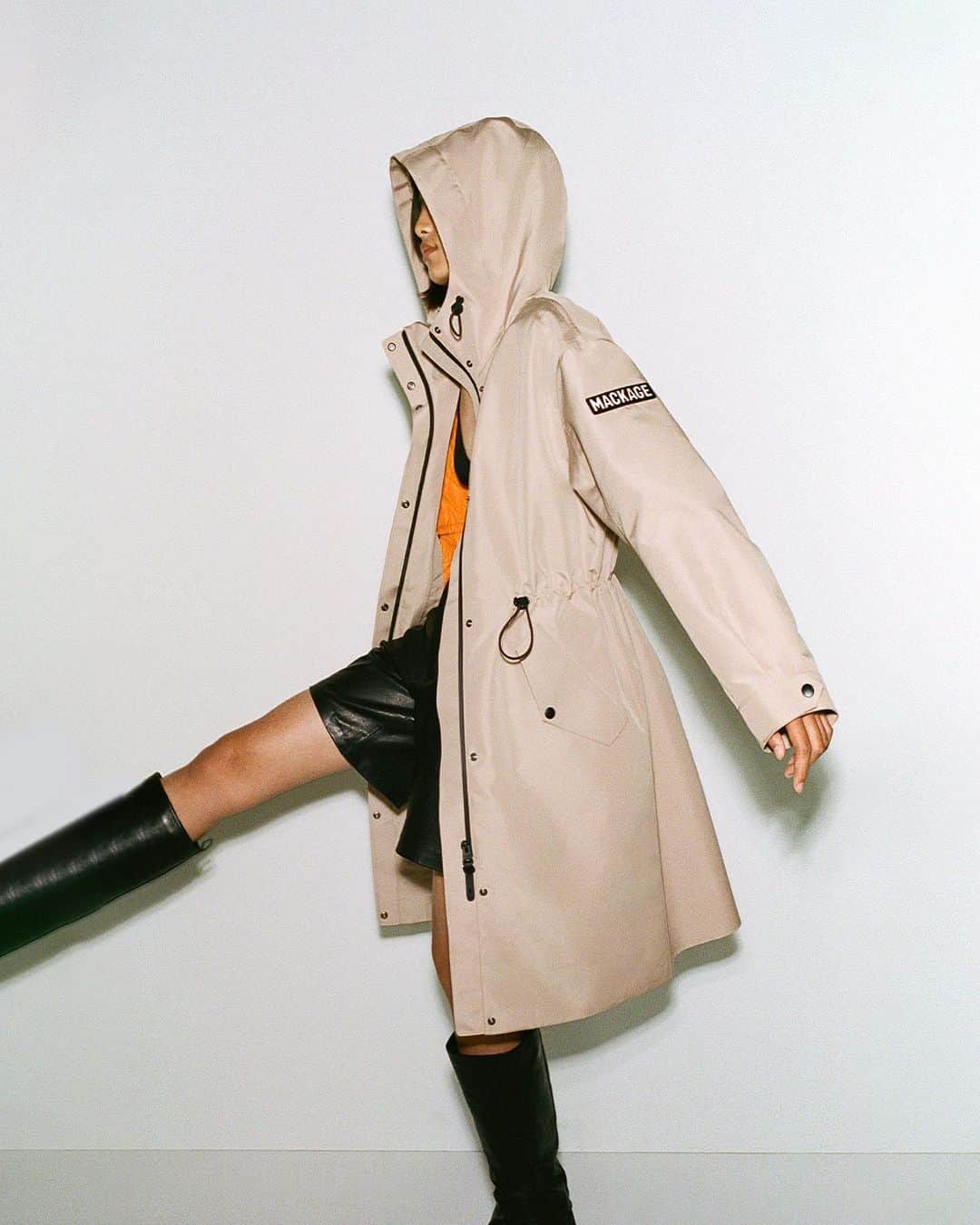 マッカージュのインスタグラム：「BREER, a longline 2-in-1 rain parka with a removable liner and a 2-layer tech shell made from 100% post-consumer recycled yarns. Water resistant, repellent, and windproof. Seam sealed construction, an adjustable bungee waist, and back rain shedder. A modular masterpiece engineered with technical comfort.  #MACKAGE #MONDEMACKAGE」