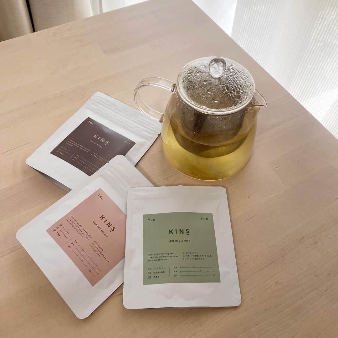 松田 美奈子のインスタグラム：「🍵🍃 __  お休みの日にゆっくり飲む至福☺️  茶葉と菌を組み合わせる「添着」という最新技術で作られてて善玉菌を増やしてくれるtea🍵  いい香りで美味しいし身体にいいなんて、ありがとうございます🌿  水よりもお茶が大好きやから、 これでさらに腸内環境整えてもらえそう！嬉  @yourkins_official   #yourkins  #kins #菌ケア #菌care」