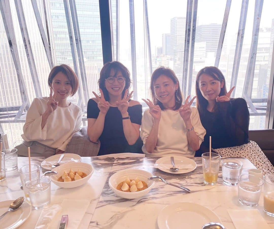 亀井京子（林京子）さんのインスタグラム写真 - (亀井京子（林京子）Instagram)「チーム　テレビ東京　➕まあささんという構造でランチ🍙  #大橋未歩　アナ　@o_solemiho815  も #須黒清華　アナ　@sayaka_suguro  は退社ぶりですが  わたし　視聴者としてお二人見過ぎて　全くお久しぶり感がない🤣  みほさんはスポーツ番組でご一緒させていただいたり  新人時代はデスクがお隣でとってもお世話になりました🌸  須黒も全くかわらない♥️私が3年目のときの可愛い一年生の後輩でした✨🥰  まあささん　最近またご一緒する機会がでてきて　嬉しい🎉  二人の小さなお子ちゃま育てながらお仕事は尊敬しかないです😭私なんて当時昼寝しかしてなかった時期だ🤣🤣🤣  次回は今回予定合わなかった　狩野アナ　@kano_eri_1029 と　松丸アナ　@yuki_matsumaru も待っとりますよん♥️  #アナウンサー#テレビ東京#女子会」4月13日 9時42分 - kyokokameiofficial