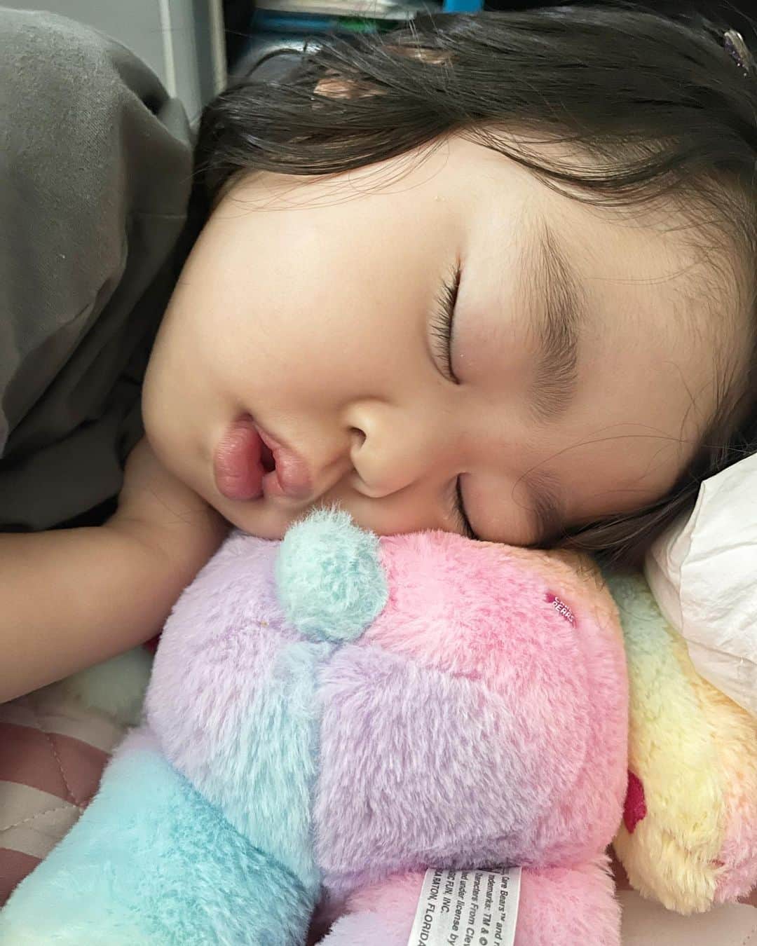 イ・ユンジのインスタグラム：「마른기침을참다가 눈이떠진 이른아침에.  제일기분좋은 순간은.  아이얼굴 가만히 들여다보기.  #곰돌이꼬리냄새맡고코자는소울 #이순간을최대한길게 #바스락소리주의 #눈뜨면바로갬성끝 #내일은라니를찍어봐야지」
