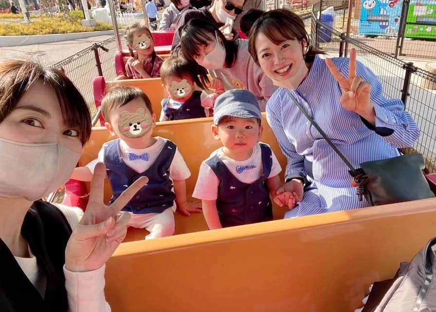 井上英里香のインスタグラム：「* 愛子ちゃんと玲子ちゃんと 親子であらかわ遊園に🎡 * ボーイズ3人で、 おそろいのTシャツ着て 園内を駆け回ってる姿が たまらなく可愛くて👦🏻👦🏻👦🏻❤️ * 息子は人生初の メリーゴーランドに 目をキラッキラ 輝かせていました🫶🏻✨ * * #子連れおでかけ #あらかわ遊園  #観覧車 #メリーゴーランド  #動物ふれあい広場 #路面電車 #青山愛子 #柳野玲子 #男の子ママ」