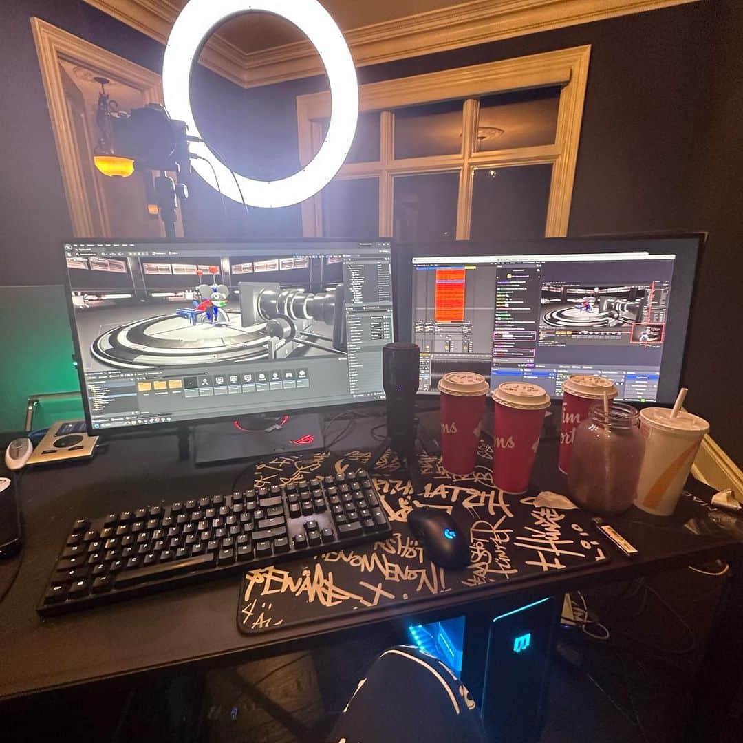 デッドマウスのインスタグラム：「Did you know I occasionally stream on http://www.twitch.tv/deadmau5 ? Drop in while I make meowingtons simulator!」