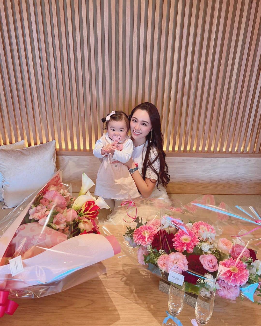 石田安奈のインスタグラム：「先日の結婚記念日に行った旅行🕊🤍  私はお風呂が大好きでよく入るんですが温泉は大好物🥹💕 その影響か、娘も温泉大好きで入りたいと服を脱ぎだし温泉をずっと指さしてアピールしてきます笑  旅行＝温泉のある場所をつい探してしまう😂 海外もいいけどやっぱり温泉かなーと子供もいると移動が結構疲れちゃうけど箱根くらいの距離はちょうど良いのでストレスフリーです。  いつも私のわがままを聞いてくれる旦那さんには感謝です。 いつもありがとう❤️  #結婚記念日#夫婦#女の子ママ#育児#ママ #子育て」