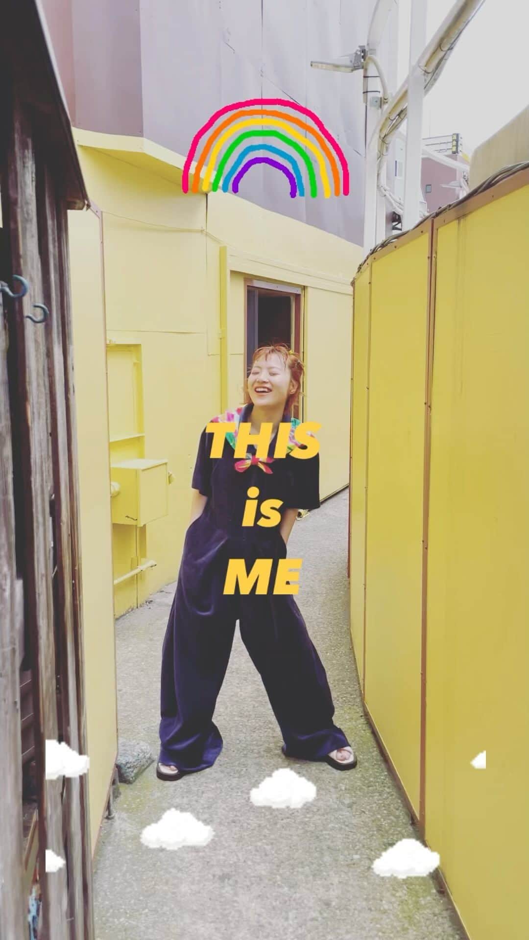花盛友里のインスタグラム：「@kastane_ さんとのコラボ企画　”This is me”の第三弾が発売開始だよー！  <女性の幸せを応援したい>という想いを形にするこのプロジェクトも３回目。嬉しすぎる涙！！  私は今回のコラボフィーを女性と子供が安全に安心して暮らせる社会を支援する「ウィメンズネットこうべ」さんに寄付します。  カスタネさんは子供の権利を推進し、貧困や差別のない社会を実現するために世界70ヵ国以上で活動する「プランインターナショナル」さんに売上の一部を寄付します。  今回作ったsweat teeには　”Water The Flowers”って文字を入れたよ。 お花に水をあげよう。って意味。 パッとみたらWTFに（what the fu**)に見えるけど実は、、、ってのがポイント♡  そして魔女の宅急便のキキみたいなバックには透明の携帯ケースをつけて、そこに ”Water yourself.you deserve everything the world gives you.” 自分に水をあげよう。あなたはこの世界がくれるもの全部受け取る権利があるのよ！って書いたよ。自分に厳しすぎてないかな？自分に水あげよう♡  元気の出るオレンジTシャツと白ティーは形にめっちゃ拘ったのー！ただのTシャツと思いきや、肩の位置とかめっちゃ考えて可愛く見えるサイズにしたよ。  そしてオーバーオール！いつだって大好きオーバーオール。そして今年めっちゃ着まくりたいワイドパンツ！忙しい日もこれだけきてささっと出かけましょ♡  ほんでモデルしてくれたmiuちゃん可愛すぎた！！🤍  詳しくは @kastane_ 見てみてねー！」