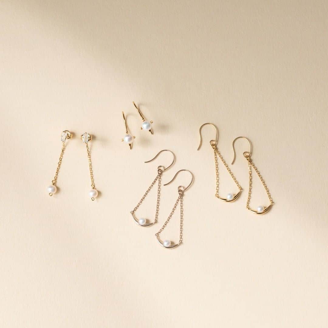 のインスタグラム：「《Pierced Earrings》 - New Collection in April  軽やかに揺れるチェーンや、パール・天然石が映える新作ピアスが登場。  タイムレスに楽しめる、飽きの来ないベーシックデザインが揃います。  #ete #PiercedEarrings」
