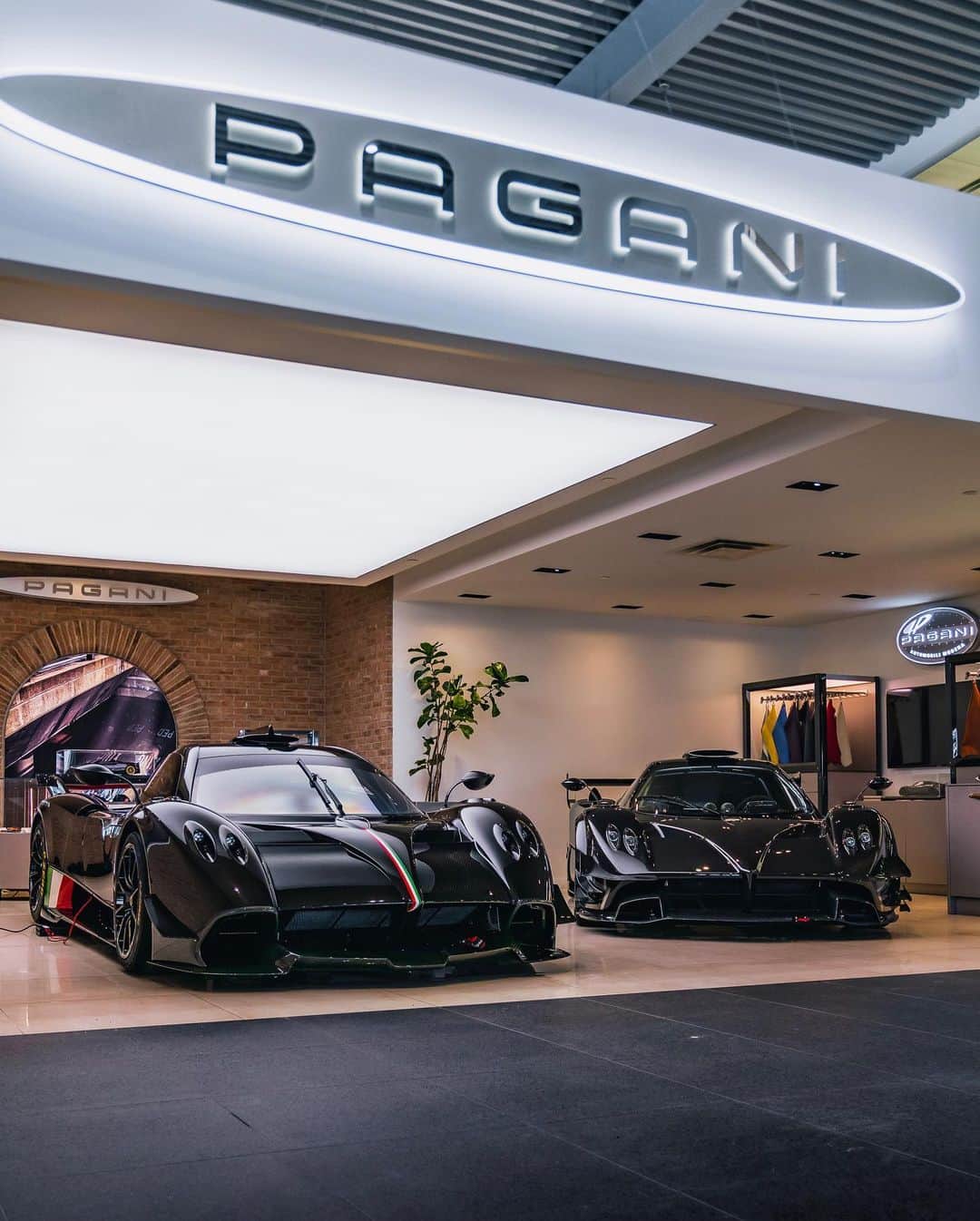 CarsWithoutLimitsさんのインスタグラム写真 - (CarsWithoutLimitsInstagram)「Pagani Huayra R x Pagani Zonda R  We had the pleasure of getting a early access look at @paganioftoronto as they displayed Canada’s only Pagani Huayra R beside its older brother, the Zonda R!   Absolutely stunning to see the two epitomes of Pagani track vehicles together at home in Toronto! Thank you @chrisgreengt3 for giving us a heads up and helping us coordinate!   📸 @therealabd @carswithoutlimits   #carswithoutlimits #pagani #huayrar #paganihuayra #paganihuayrar #zonda #zondar #paganizondar #paganiautomobili」4月13日 10時01分 - carswithoutlimits