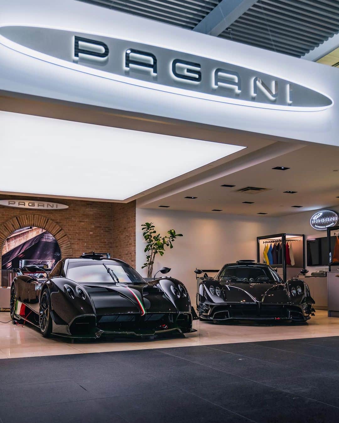 CarsWithoutLimitsのインスタグラム：「Pagani Huayra R x Pagani Zonda R  We had the pleasure of getting a early access look at @paganioftoronto as they displayed Canada’s only Pagani Huayra R beside its older brother, the Zonda R!   Absolutely stunning to see the two epitomes of Pagani track vehicles together at home in Toronto! Thank you @chrisgreengt3 for giving us a heads up and helping us coordinate!   📸 @therealabd @carswithoutlimits   #carswithoutlimits #pagani #huayrar #paganihuayra #paganihuayrar #zonda #zondar #paganizondar #paganiautomobili」