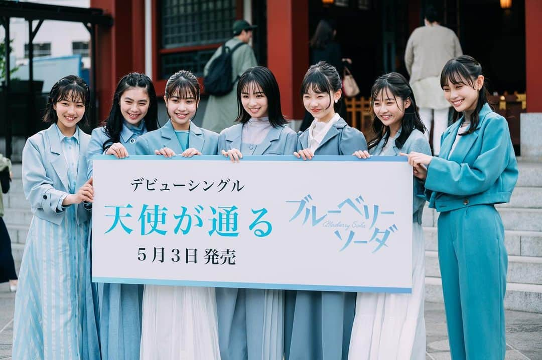 私が女優になる日_のインスタグラム：「. ⁡ ／ 昨日、東京・赤坂の日枝神社にて ヒット祈願の参拝に💙💚 ＼ ⁡ 初お披露目の #ブルーベリーソーダ  らしい淡いブルーを基調とした衣装☺️ みんな初の御祈祷に緊張ぎみでしたが、 きちんと祈願してきました🙏🏻 ⁡ 撮影: 加藤春日(@muhuhu2929 ) ⁡ CDデビュー日も近づいてきました✨ 予約がまだの方はぜひ！ ⁡ #幸澤沙良 #大平くるみ #馬越友梨  #大嵩愛花 #鈴木悠華 #大橋小春 #田村藍　 ⁡ #私が女優になる日 #tbs #女優 #オーディション」