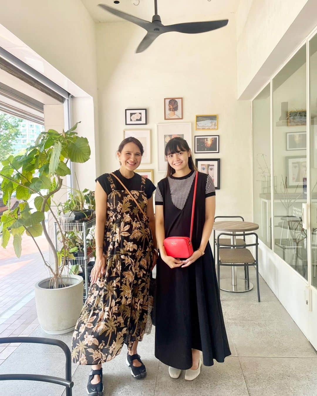 瀬間友里加のインスタグラム：「Good morning 🌞 先日 @pantler にてお友達と🍰 1年ぶりの来訪、やっぱり美味しい🥺💕 息子が先週から体調を崩し、ようやく復活してきて登園✨やっぱり元気でいることが1番だね🥺 私も残り1ヶ月ちょっと🤰 胎動が活発なベビー👶💕と共に身体に気をつけて過ごしたいと思います👍#pantler #singapore #シンガポール #シンガポール在住 #シンガポールグルメ#妊娠9ヶ月 #シンガポール出産予定」