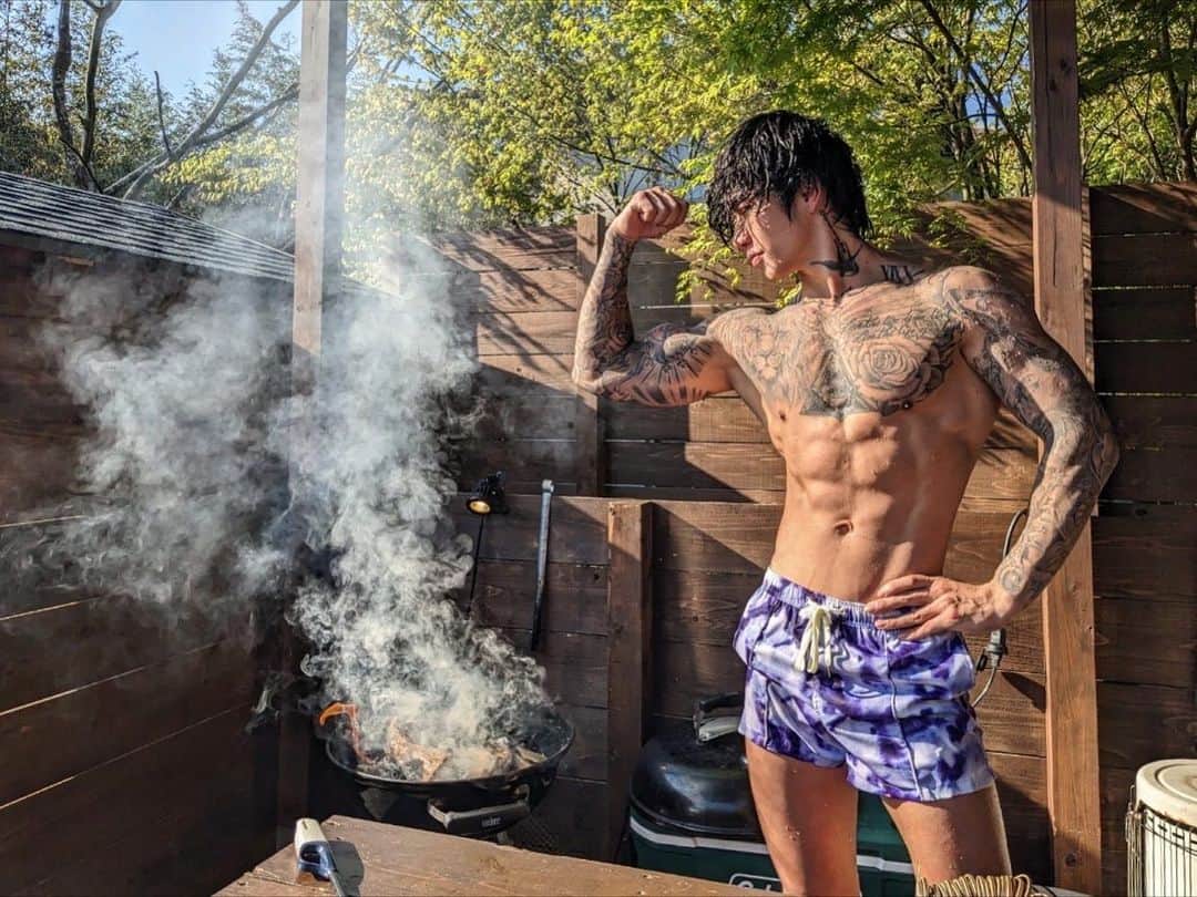 諸岡 昌紀のインスタグラム：「予想外の出来事にも 動じないのはきっと俺が強くなったからじゃない 守るものが増えたからなのかもしれないな  歳を重ねるほど現実を知りその事実に疲れ 目を背けるようになり 感情が薄れていく人もいるだろう。  私はその逆で経験をすればするほどその心は敏感に反応するようになり 人間らしさが増していく。 経験したからこそ その痛みや気持ちを理解し人は心から本当の意味の優しさを知れると思う。  まだまだこれからも沢山の痛みを知り強く優しくなれるかな？☺️  大切な人達を守れる強さがほしい  青くさくてもいい 俺はこの青さは消さない」