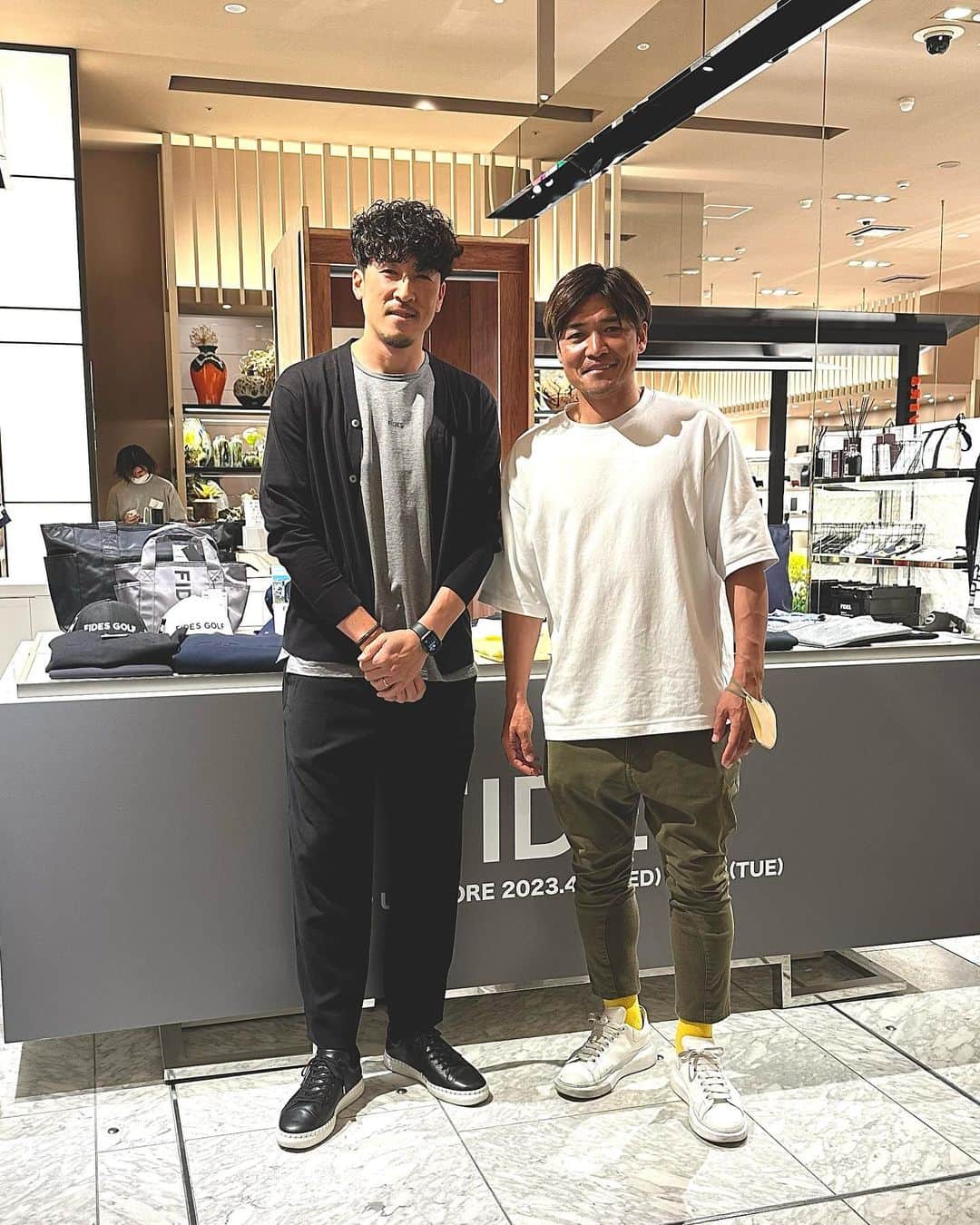 小林久晃のインスタグラム：「ISETAN MEN'S POP UP9日目。 2週間にわたるポップアップも半分を切りました。昨日もたくさんのご来店ありがとうございました。 テレビでも見ない日はないんじゃないかなと思うほど、たぶん現役の時よりも多忙な @yoshito13 が息子を連れて顔を出してくれました。神戸時代はまだ小さかった長男も高校3年。早いですね。いつもありがとう。 #大久保嘉人 #またゴルフいこう #fides #isetanmens」