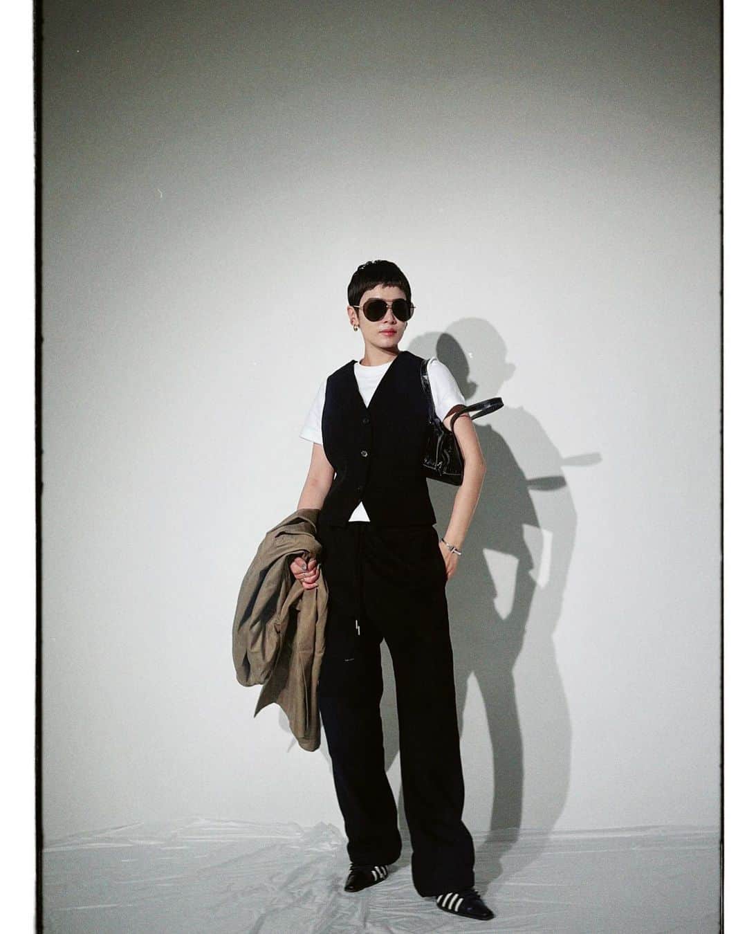 畠山千明のインスタグラム：「@cosstores_jp × @lindafarrow 🕶 ティアドロップの形がお気に入り🕺🏻 #COSJapan #COSxLINDAFARROW」