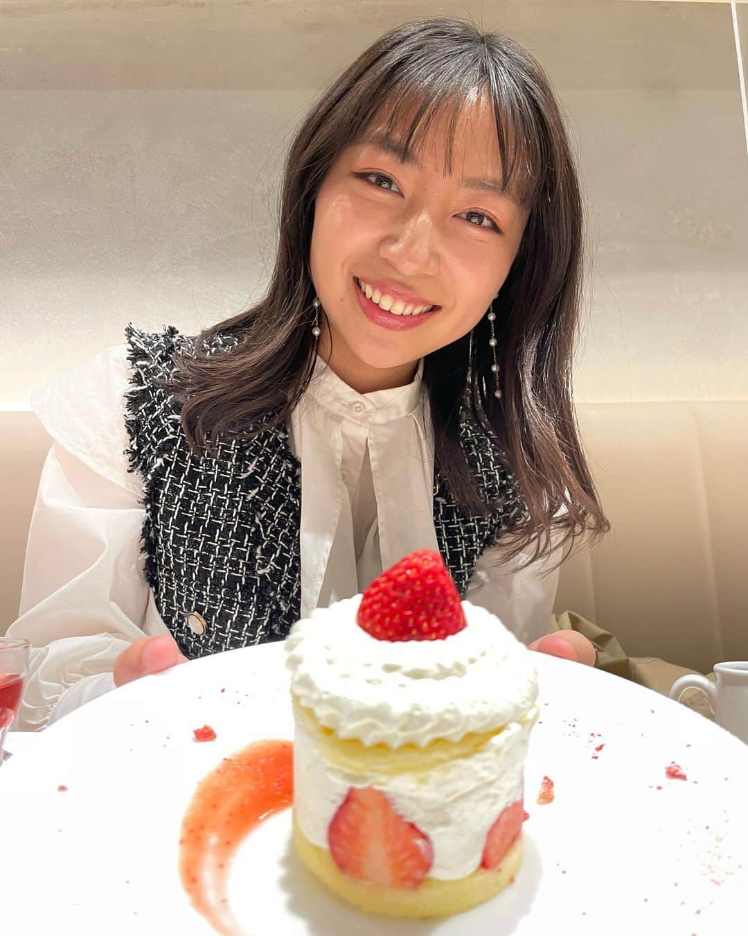 鈴木海那さんのインスタグラム写真 - (鈴木海那Instagram)「美味しかった🥲🫶 写真見返したらとっても嬉しそうなお顔でした🤭 私が注文したのは2枚目のイチゴとピスタチオのタルト🥧🧁  #スイーツ #カフェ #スイーツ巡り #カフェ巡り #タルトケーキ」4月13日 10時10分 - suzuki_miina