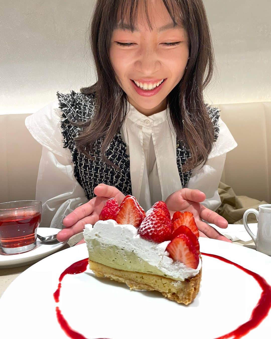 鈴木海那さんのインスタグラム写真 - (鈴木海那Instagram)「美味しかった🥲🫶 写真見返したらとっても嬉しそうなお顔でした🤭 私が注文したのは2枚目のイチゴとピスタチオのタルト🥧🧁  #スイーツ #カフェ #スイーツ巡り #カフェ巡り #タルトケーキ」4月13日 10時10分 - suzuki_miina