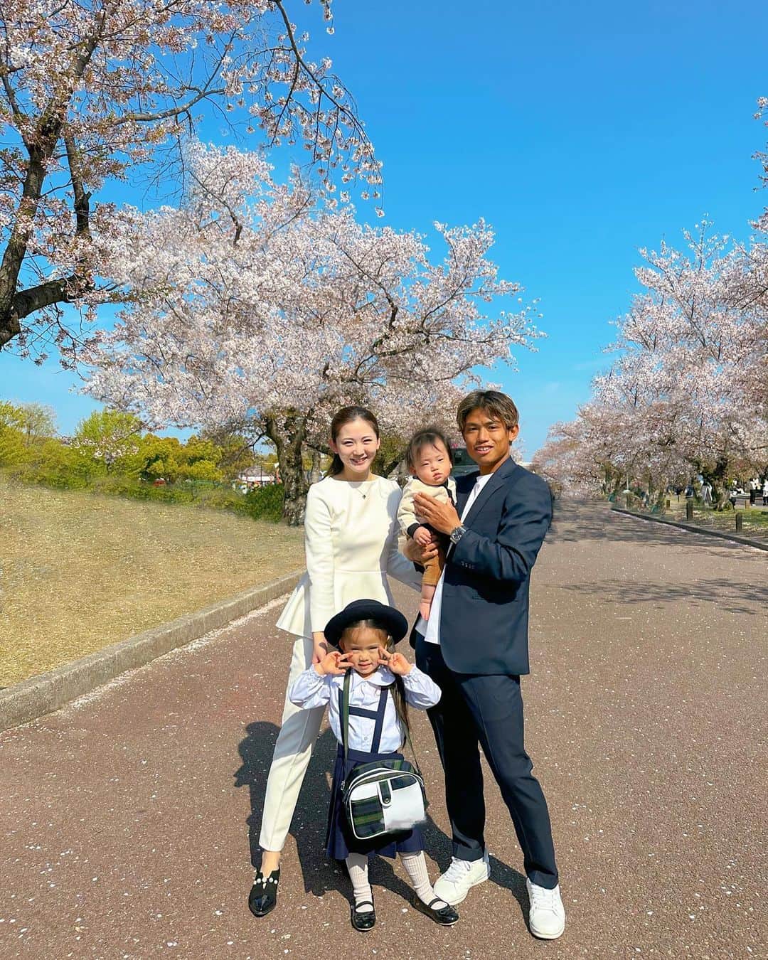 姫野れみのインスタグラム：「. 入園式はパパが練習で参列できない日だったので 桜が散ってしまう前に👨‍👩‍👧‍👦🌸  #入園 #桜 #万博公園」