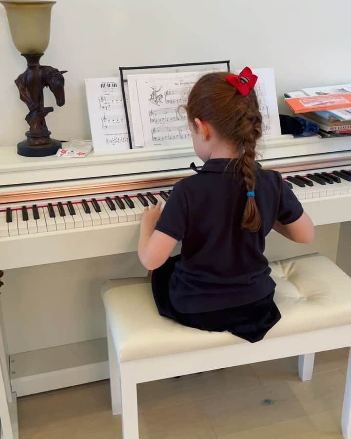 ローレン・マイコラスのインスタグラム：「Practicing piano 🎵 so proud of her, she’s getting so good and loves to practice. It’s amazing to see your kids grow into something like an instrument」