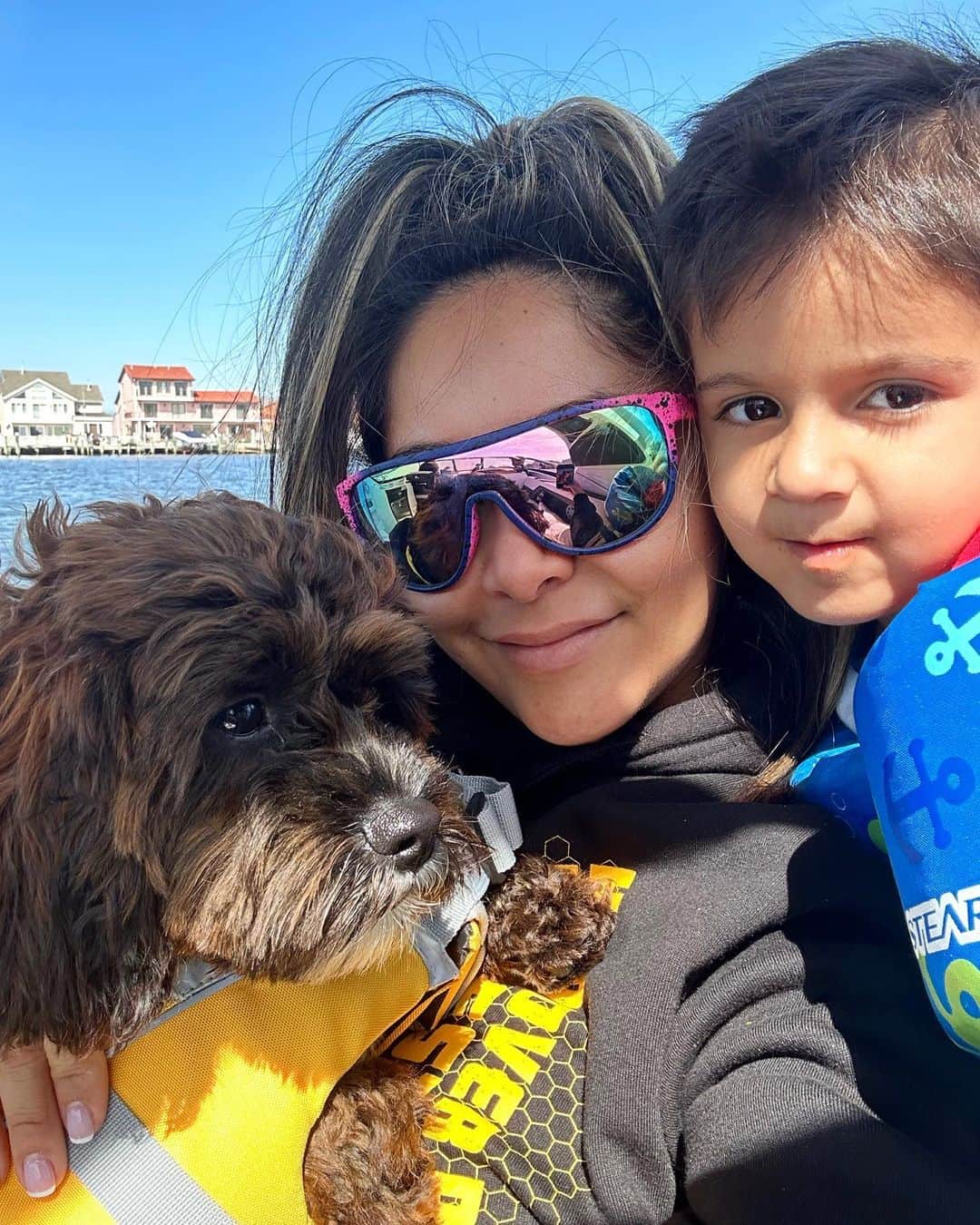 ニコール・ ポリッツィのインスタグラム：「Feels like summer ☀️🚤  First ride on our new Monterey & Rocky’s first boat ride 🥹 (he ended up loving it and fell asleep in the wind)」