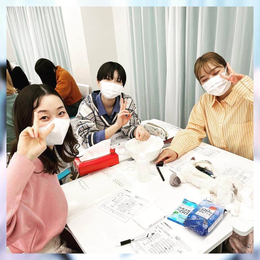 東京医薬専門学校さんのインスタグラム写真 - (東京医薬専門学校Instagram)「▶︎▷ こんにちは！ スキンケアアドバイザー科のコタニです🌼 今週からスキンケアアドバイザー科の授業が始まりました！今日は「化粧品学」の授業の様子をお届けします💁🏼‍♀️📸 . 正しいスキンケアのアドバイスをするためには、製品がどんなテクスチャーなのか、またどんな成分が使われているのか知っていることが重要です！ この授業は、実際に人気の化粧品を試しながら官能評価をしたり、それに使われている原料を触って学ぶ授業です✨ . 初回はクレンジング♪ 普段なかなか使えない化粧品も試せるので楽しみながら授業を受けてした😌 今回試したクレンジングは… 【#アテニア】 #スキンクリアクレンズオイル 【#shuuemura】 #アルティム8スブリムビューティクレンジングオイル  【#ルルルン】 #クレンジングバーム . ------------------✂︎------------------ スキンケアアドバイザー科のオープンキャンパスに参加しませんか？🧴✨ HPからご予約いただけます🌿 . #東京医薬看護専門学校 #東京医薬　#専門学校 #スキンケアアドバイザー科 #スキンケア #スキンケア好きと繋がりたい  #コスメ部 #美容女子 #美容男子」4月13日 16時00分 - tokyo_iyaku