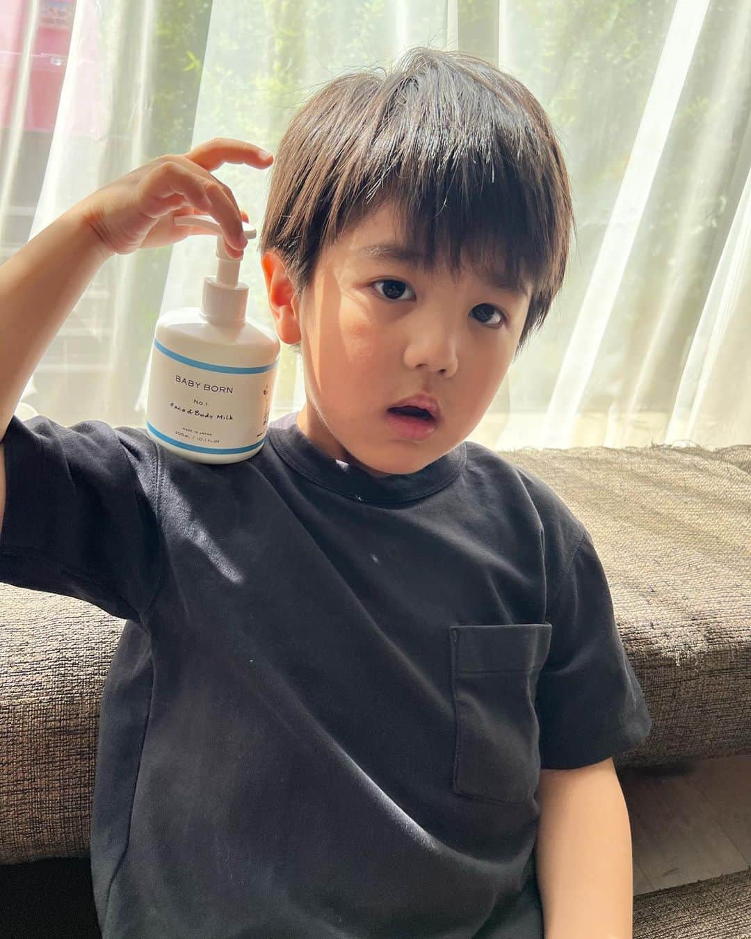 中根麗子のインスタグラム：「高橋ミカさんや東原亜希さん2人のママが開発したミルクローションBABYBORN💗  すごく人気で、楽天ランキング1位入賞やロフトベストコスメに選出されていて、多くの芸能人の方も愛用してるみたい。  家は、お風呂あがりには、絶対保湿クリームが必須。 3人に塗らなきゃいけないから、大変。でも、このポンプ型なら、子供達でも、簡単に出来る💗  天然由来成分99%、無添加スキンケアで、新生児からも使用可能だから、敏感肌の子供でも使えるし、5種類のオーガニックオイルやイノシトールなど保湿成分も充実しているので、しっかり保湿されるのに、べたつかない。  みずみずしいテクスチャーで、伸びが良くて、しっとりする。香りは、オーガニックラベンダーと無香料の２つあるんだけど、家は、ラベンダー。 ラベンダーの香りは、リラックス出来るから好き。 しかも、ボトルが2層構造になってるから、最後まで余すことなく、新鮮な状態で使えるの。大容量で300mlはいってるから、家には嬉しいな💗  #baby_born_jp #mishiilist #BABYBORN #ミッシーリスト #ベビーボーン #ベビースキンケア #ベビーローション #ベビークリーム #ミルクローション #アンバサダー #高橋ミカ #東原亜希 #親子で使える #出産準備 #新米ママ #赤ちゃんのいる暮らし #赤ちゃんのいる生活」