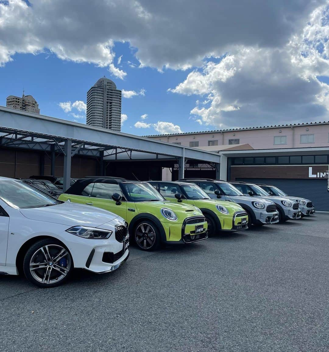 株式会社 リンテックのインスタグラム：「みなさま こんにちは🌸✨  先日、展示車の並び替えを致しました🚗³₃  気になるお車ございましたらお気軽にお問い合わせくださいませ。  スタッフ一同ご来店お待ちしております。   〒658ー0031 神戸市東灘区向洋町東1-4 TEL: 078-858-0400  FAX:078-858-0401  #輸入車 #自動車販売 #輸入車好きと繋がりたい #六甲アイランド #spring #instagood  #神戸#fyp#afternoon  #インスタ映え #instalike #車  #高級車  #車好きな人と繋がりたい  #ドライブ #sunny #お洒落  #ドライブ  #car #おすすめ #外車 #mini #bmw #jeep #49」