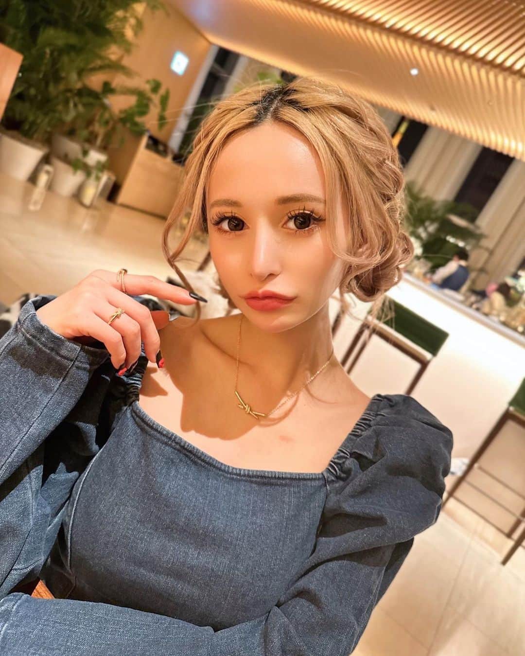 橘ハナのインスタグラム：「… 東京タワー見えてここのお酒美味しいし お気に入りのラウンジ … Chicoのデニムワンピなんだけど スタイル良く見えるしかわいいの … #コーデ #デニムワンピース #chico」