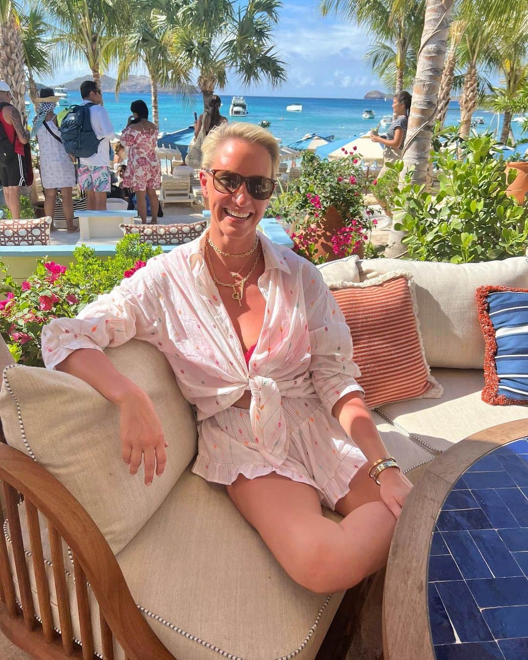 ルル フロストのインスタグラム：「Absolutely lovely @dunneanddone spotted in her natural beachy habitat by equally lovely @smilingknots while on holiday in fabulous #stbarths   Cat thought she spotted a Lulu in the wild 🐆 and so asked the Lady in question where she had gotten her Plaza creation - it was purchased at the amazing @matriarkofficial in my beloved #sagharbor !  From one special beach to another, cheers 🥂」
