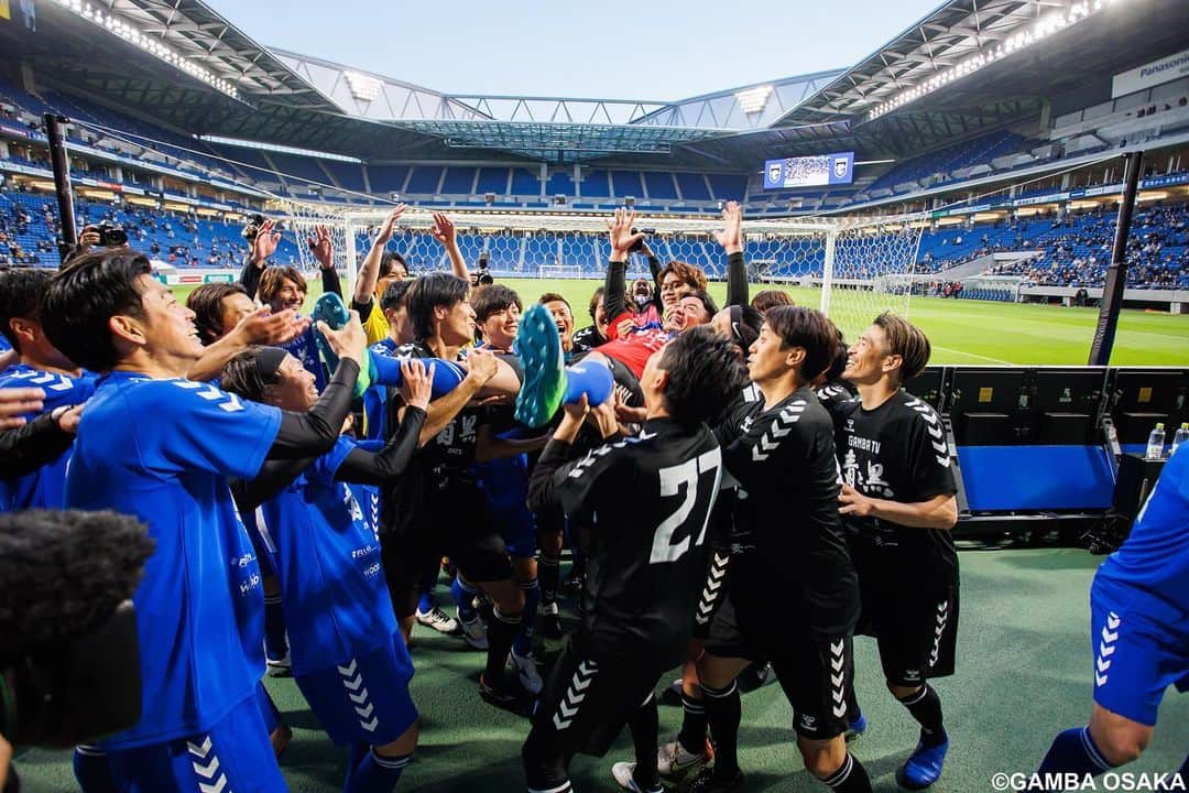 ガンバ大阪さんのインスタグラム写真 - (ガンバ大阪Instagram)「⁡ 川崎F戦後に、2009年の #ガンバTV スタートからMCとして番組を盛り上げていただいた #たむらけんじ さんの卒業記念試合が行われました。 ⁡ #たむらけんじさん の門出を祝うためにこれまで #ガンバTV に関わってきたOBやゲストもパナスタに集結して行われたこの試合の模様は、#ガンバTV 4月・5月の放送でたっぷりとお届けする予定ですので、ぜひ楽しみにしていてください🤩 ⁡ @tamuradojou  #ガンバ大阪 #GAMBAOSAKA #🔵 #⚫️  #BETHEHEATBETHEHEART  #ガンバ写真部 #📸 #Jリーグ #jleague #パナスタ」4月13日 10時37分 - gambaosaka_official