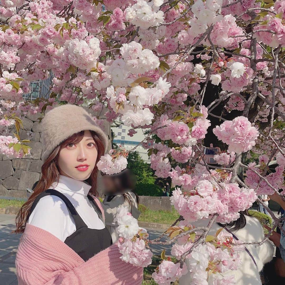 松村芽久未さんのインスタグラム写真 - (松村芽久未Instagram)「⁡ ⁡ ⁡ ⁡ ⁡ もう、だいぶ散ったかな〜と思ってたら 綺麗な桜？かな？を発見👀🌸✨ ⁡ ⁡ ピンクでめちゃくちゃ可愛かったしまだ見れた 事に幸せでした🐕やっぱ桜はいいなぁ〜♪♪ ⁡ ⁡ ⁡ #お散歩 #公園 #桜 #cherryblossom #🌸 #舞台 #Stage #女優 #舞台女優 #声優eSports部」4月13日 10時37分 - m.egu0626