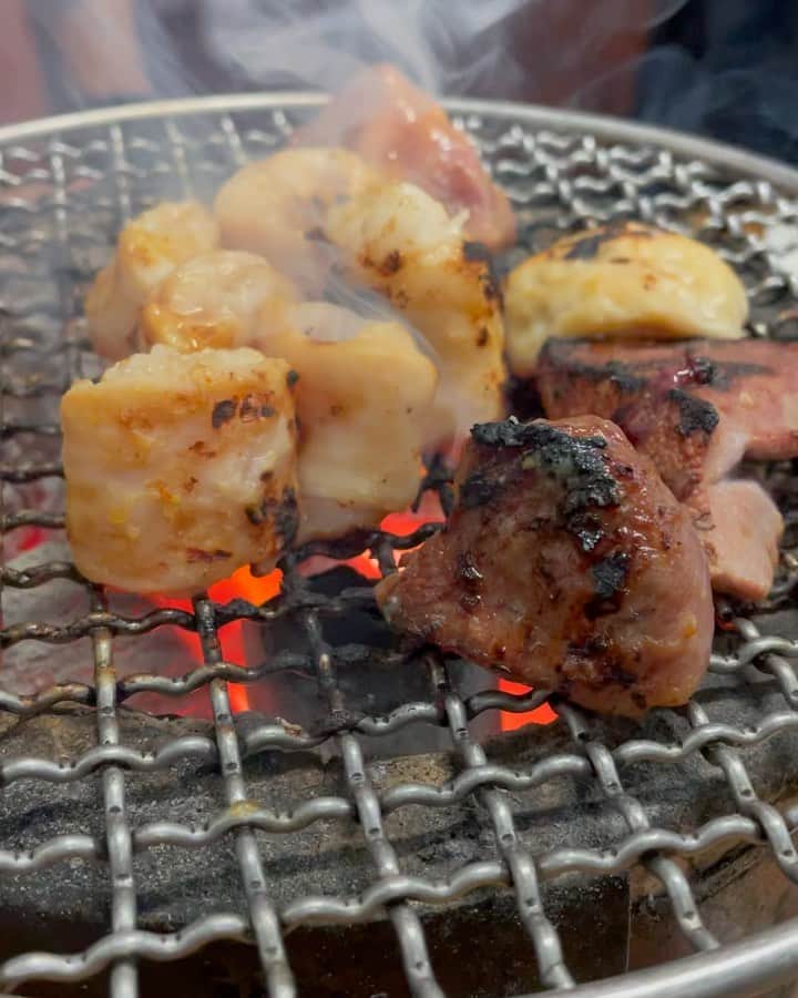 乾雅人のインスタグラム：「酔笑苑@本厚木 「厚木ホルモン」の雄、大行列ができる名店。サスケ先生に連れて行っていただいた。 大人気、売り切れ必至のシロコロはひっくり返る旨さ。 厚木健康センターのサウナでぶっ飛んで、極上ホルモンでひっくり返る…厚木ツアー、皆さんもぜひ。」