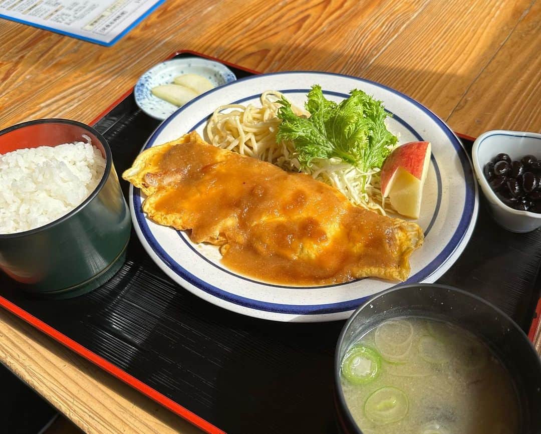 みずしな孝之のインスタグラム：「秋田で食べたものシリーズ。  横手・いずみ食堂のしょうが焼き定食。 中通・chilloutの牡蠣グラタン。 ホテルのモーニング。 一丸鮨の納豆巻の天ぷら。  食べすぎた！」